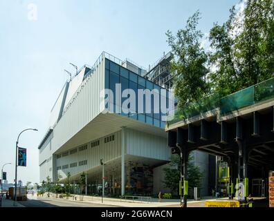 New York, NY - USA - 6. Juli 2021: Horizontale Dreiviertelansicht des Whitney Museum of American Art. Entworfen von Renzo Piano im West Village - Stockfoto