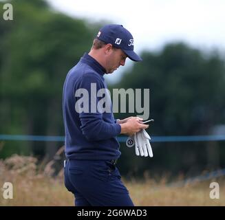 North Berwick, Großbritannien. Juli 2021. Justin Thomas (USA) überprüft sein Telefon während der Prom-Feier bei den abrdn Scottish Open im Renaissance Club, North Berwick, Schottland. Kredit: SPP Sport Pressefoto. /Alamy Live News Stockfoto