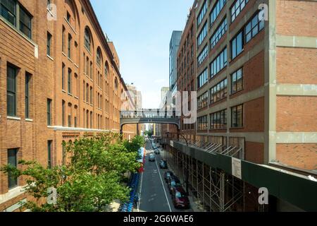 New York, NY - USA - 6. Juli 2021: Landschaftsansicht der East 15th Street von Chelsea, von der High Line aus gesehen. gree, ein 1.45 Meilen langer, erhöhter linearer Park Stockfoto