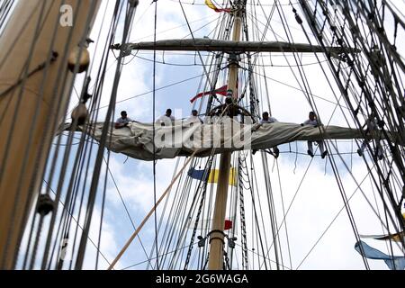 salvador, bahia, brasilien - 19. oktober 2018: Besatzungsmitglied der brasilianischen Marine Cisne Branco wird auf dem Schiff in den Gewässern der Todos arbeiten sehen Stockfoto