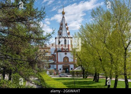 Russland, Irkutsk - 27. Mai 2021: Die Kathedrale der Epiphanie des Herrn. Orthodoxe Kirche, katholische Kirche im Frühjahr Stockfoto