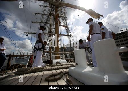 salvador, bahia, brasilien - 19. oktober 2018: Besatzungsmitglied der brasilianischen Marine Cisne Branco wird auf dem Schiff in den Gewässern der Todos arbeiten sehen Stockfoto