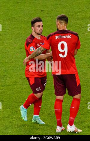 Baku, Aserbaidschan - 20. Juni: Xherdan Shaqiri aus der Schweiz (L) feiert sein Ziel mit seinem Teamkollegen Haris Seferovic aus der Schweiz (R) während der UE Stockfoto