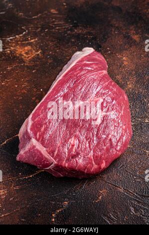 Rohes, geschnittenes Rumpsteak oder Spitzenfleisch aus Sirloin auf dem Fleischtisch. Dunkler Hintergrund. Draufsicht Stockfoto