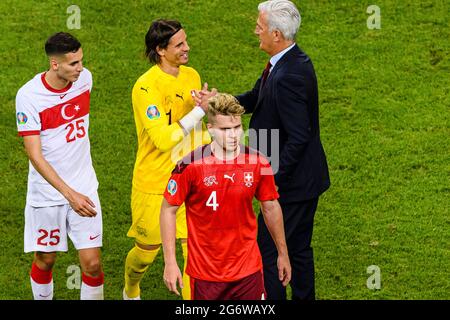 Baku, Aserbaidschan - 20. Juni: Der Schweizer Cheftrainer Vladimir Petkovic (R) hat nach dem Sieg seinen Spieltorwart Yann Sommer aus der Schweiz (C) mit fünf Punkten gewonnen Stockfoto