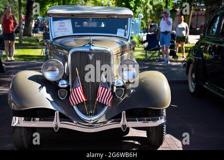 Ein 1934 Ford Phaeton V8 auf einer Oldtimer-Show am 4. Juli in Santa Fe, New Mexico. Stockfoto