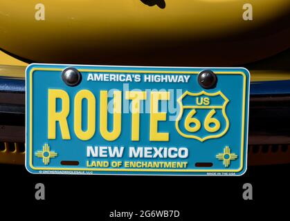 Ein dekoratives Nummernschild der Route 66 auf einem klassischen Volkswagen, das auf einer Automobilausstellung in Santa Fe, New Mexico, ausgestellt ist. Stockfoto