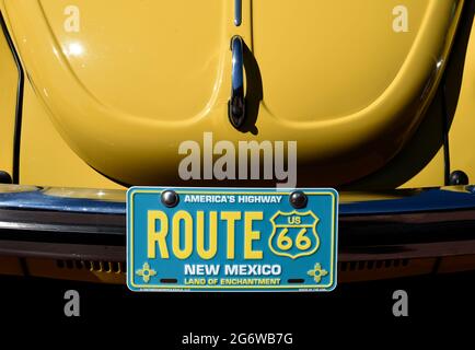 Ein dekoratives Nummernschild der Route 66 auf einem klassischen Volkswagen, das auf einer Automobilausstellung in Santa Fe, New Mexico, ausgestellt ist. Stockfoto