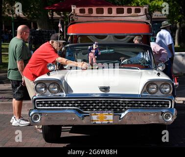 Der Besitzer eines Ford Fairlane aus dem Jahr 1959 stellt eine Uncle Sam-Actionfigur auf die Vorderseite seines Autos, die auf einer Autoleinung am 4. Juli in Santa Fe, NM, ausgestellt wird. Stockfoto