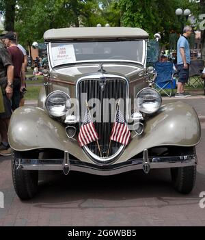 Ein 1934 Ford Phaeton V8 auf einer Oldtimer-Show am 4. Juli in Santa Fe, New Mexico. Stockfoto