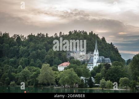 Bild des bluteten Sees und der Kirche st. martin in Bled, Slowenien. Die Pfarrkirche St. Martin in Bled (Nordwestslowenien) ist die Pfarrkirche Stockfoto