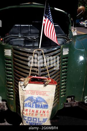 Ein alter oder antiker Wassersack, der auf der Vorderseite eines Pickups aus den 1940er Jahren auf einer Autolaufstellung im Juli in Santa Fe, New Mexico, ausgestellt wurde. Stockfoto