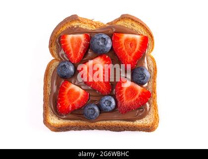 Toast mit Schokolade Haselnuss Aufstrich und Beeren isoliert auf einem weißen Hintergrund Stockfoto