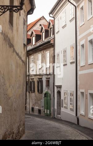 Bild einer typischen Straße aus dem Stadtzentrum von Ljubljana, Slowenien, bei der Catstle. Studentovska ulicastreet ist eine enge gepflasterte Fußgängerzone Stockfoto