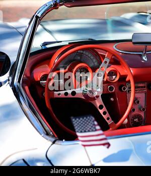 Das Interieur eines Corvette Cabriolets aus dem Jahr 1959 wird auf einer Oldtimer-Show vom 4. Juli in Santa Fe, New Mexico, ausgestellt. Stockfoto