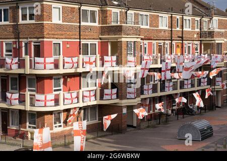 Hunderte von englischen Flaggen schmücken jeden Haushalt in Kirby Estate, London, FUSSBALL-EUROPAMEISTERSCHAFT 2020, England, Großbritannien Stockfoto