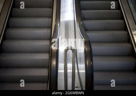 Abbildung von mechanischen Treppen oder Rolltreppen in einer Bewegung ohne Menschen, in einem Bahnhof, der den unterirdischen Korridor und Plattformen verbindet Stockfoto