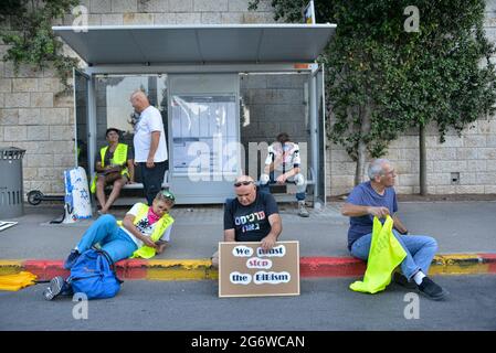 Demonstranten der Anti-Netanjahu-Vergeltung vor dem kommenden israelischen Präsidenten Isaac Herzog am Abend der Eröffnungsfeier der Präsidentschaft in Jerusalem, Israel, am 7. Juli 2021. Nach Herzogs Ernennung von Netanjahus ehemaligem Sprecher zum offiziellen Sprecher des Vorsitzes beschuldigen Demonstranten den Sprecher der Aufwiegelung. Die gelben Westen von „Müttern gegen Polizeigewalt“ fordern Amnestie für die Anti-Netanjahu-Vergeltung, die derzeit von der israelischen Polizei angeklagt wird. (Foto von Matan Golan/Sipa USA) Stockfoto