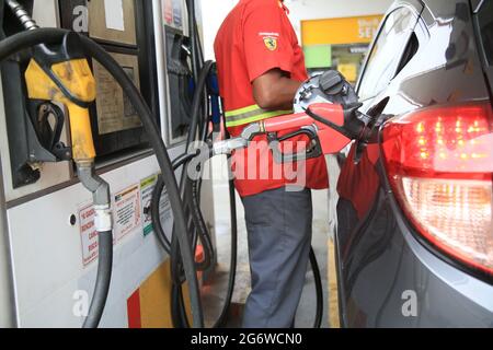 salvador, bahia, brasilien - 6. juli 2021: Die Begleitperson tankt in einem Fahrzeug an einer Tankstelle in der Stadt Salvador. *** Ortsüberschrift *** Stockfoto