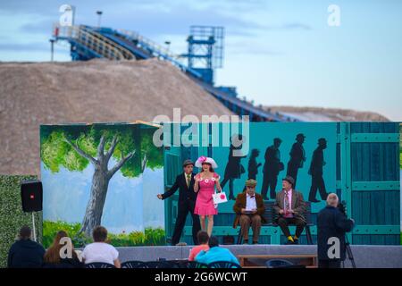 08. Juli 2021, Sachsen-Anhalt, Zielitz: Wolfram Brinck als Egon (l-r), Alina Gladow alias Yvonne, Dirk Grebe als Kjeld und Stefan Gehring alias Benny Proben eine Szene des Stücks 'E. hat wieder einen Plan' von Sigrid Vorpahl auf dem Plünderhaufen von 'K S'. Dort beginnt am 09. Juli 2021 das 21. Kalimandscharo-Festival des Holzhaustheaters. Das Stück handelt von 'Egon', der gerade aus dem Gefängnis entlassen wurde und von einem verschütteten Schatz unter dem Kali-Abbausalz weiß und seine Bande davon überzeugen kann, nach Zielitz in Deutschland zu reisen, um den Schatz auszugraben. Foto: Klaus-Dietmar Gabbert/dpa-Zentralbild/ZB Stockfoto