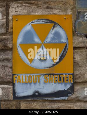 Altes verblassenes Fallout Shelter-Zeichen Stockfoto