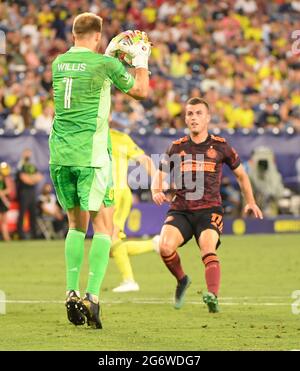 8. Juli 2021: n1 stoppt den Schuss von Atlanta United Verteidiger Brooks Lennon (11)c während der ersten Hälfte eines MLS-Spiels zwischen Atlanta United und Nashville SC im Nissan Stadium in Nashville TN Steve Roberts/CSM Stockfoto