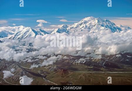 Luftaufnahme der dramatischen Gipfel, die sich aus den Wolken von Denali und der Alaska Range in Alaska abzeichnen Stockfoto