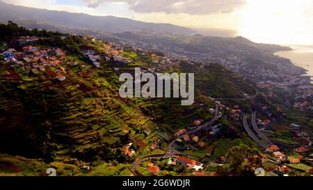 PORTUGAL; DIE INSEL MADEIRA; TERRASSENFELDER UND DÖRFER WESTLICH VON FUNCHAL Stockfoto