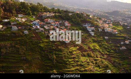 PORTUGAL; DIE INSEL MADEIRA; TERRASSENFELDER UND DÖRFER WESTLICH VON FUNCHAL Stockfoto