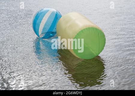 Aufblasbarer, rollender Zorb-Ballon. Leere transparente Wasserbälle auf dem Fluss zur Sommerzeit Stockfoto