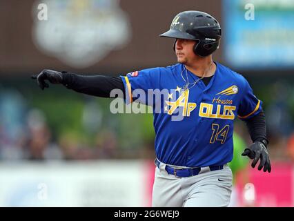 Genf, Illinois, USA. Juli 2021. 8. Juli 2021 - Genf, Illinois, USA - Houston Apollos BLAKE BERRY von Sugar Land, Texas reagiert auf seinen vierten Heimlauf während eines Spiels der American Association gegen die Kane County Cougars auf dem Northwestern Medicine Field in Genf, Illinois. Quelle: H. Rick Bamman/ZUMA Wire/Alamy Live News Stockfoto