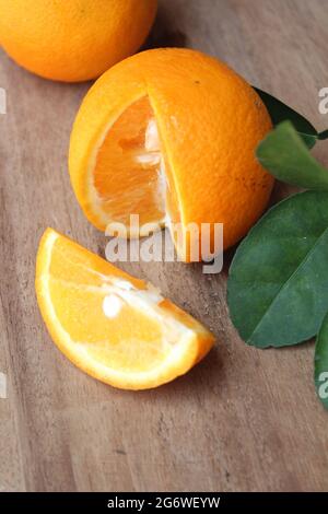 Frisch geschnittenes malta-Orangenfrucht auf Holzoberfläche, neues malta-Orangenfrucht-Bild, isoliert Stockfoto