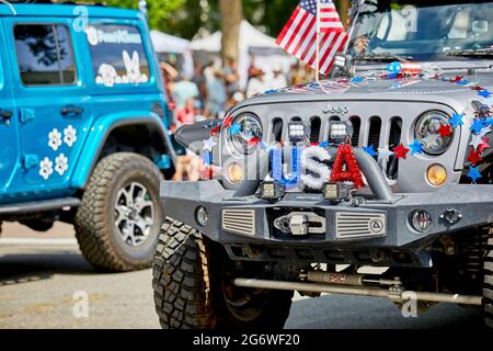 Prescott, Arizona, USA - 3. Juli 2021: Dekorationen auf der Vorderseite eines silbernen Jeeps bei der Parade am 4. Juli Stockfoto