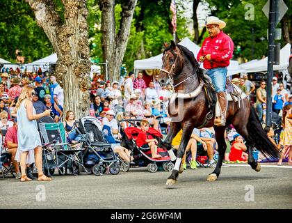 Prescott, Arizona, USA - 3. Juli 2021: Reiter tritt mit seinem Pferd bei der Parade am 4. Juli auf Stockfoto