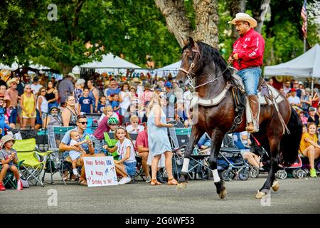 Prescott, Arizona, USA - 3. Juli 2021: Reiter tritt mit seinem Pferd bei der Parade am 4. Juli auf Stockfoto