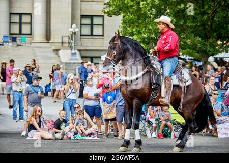 Prescott, Arizona, USA - 3. Juli 2021: Reiter tritt mit seinem Pferd bei der Parade am 4. Juli auf Stockfoto