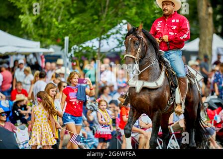 Prescott, Arizona, USA - 3. Juli 2021: Reiter tritt mit seinem Pferd bei der Parade am 4. Juli auf Stockfoto