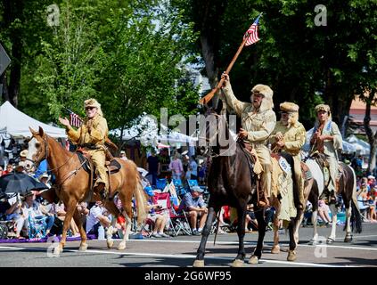 Prescott, Arizona, USA - 3. Juli 2021: Mountain Men Reiter marschieren in der Parade am 4. Juli Stockfoto