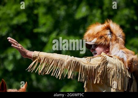 Prescott, Arizona, USA - 3. Juli 2021: Nahaufnahme eines Bergmannes, der mit einem Pelzhut winkt, während er auf einem Pferd reitet, bei der Parade am 4. Juli Stockfoto