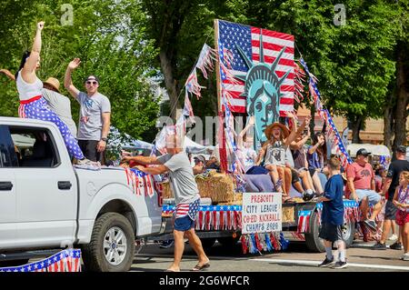 Prescott, Arizona, USA - 3. Juli 2021: Die Leute, die auf der Prescott City League mitgespielt haben, schweben im 4 Stockfoto