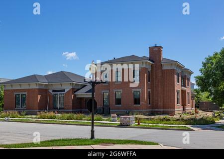 Dieser Neubau in Carmel, Indianas Dorf WestClay, sieht aus wie ein altes Zuhause. Stockfoto