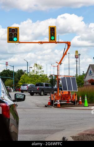 Dieses temporäre solarbetriebene Verkehrssignal wurde an einer Kreuzung in Fishers, Indiana, USA, errichtet. Stockfoto