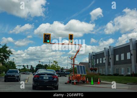 Dieses temporäre solarbetriebene Verkehrssignal wurde an einer Kreuzung in Fishers, Indiana, USA, errichtet. Stockfoto