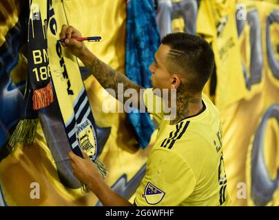 8. Juli 2021: Der Mittelfeldspieler Randall Leal (8) von Nashville SC gibt während der zweiten Hälfte eines MLS-Spiels zwischen Atlanta United und dem SC Nashville im Nissan Stadium in Nashville, TN, Autogramme für die Fans ab Steve Roberts/CSM Stockfoto