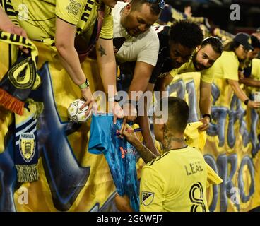 8. Juli 2021: Der Mittelfeldspieler Randall Leal (8) von Nashville SC gibt während der zweiten Hälfte eines MLS-Spiels zwischen Atlanta United und dem SC Nashville im Nissan Stadium in Nashville, TN, Autogramme für die Fans ab Steve Roberts/CSM Stockfoto