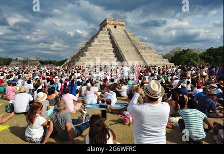 MEXIKO. BUNDESSTAAT YUCATAN. CHICHEN ITZA. IM HERBST UND FRÜHLING, WÄHREND DER EQUINOX, WARTET EINE GROSSE MENSCHENMENGE VOR EL CASTILLO, UM DIE FORM VON ZU SEHEN Stockfoto