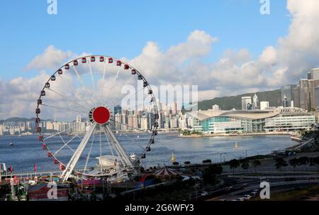 Hongkong. Juli 2021. Das am 8. Juli 2021 aufgenommene Foto zeigt eine Ansicht eines Riesenrads und des Hong Kong Convention and Exhibition Centre in Hongkong, Südchina. UM MIT dem Kommentar „Xinhua Kommentar: Nationales Sicherheitsgesetz in Hongkong brooks no verleumdering“ zu GEHEN.Quelle: Wu Xiaochu/Xinhua/Alamy Live News Stockfoto