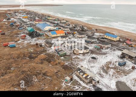 Enurmino, Tschukotka autonomer Bezirk, Russland - 14. Oktober 2020: Nördliches Dorf am Ufer des Tschuktschen Meeres. Stockfoto