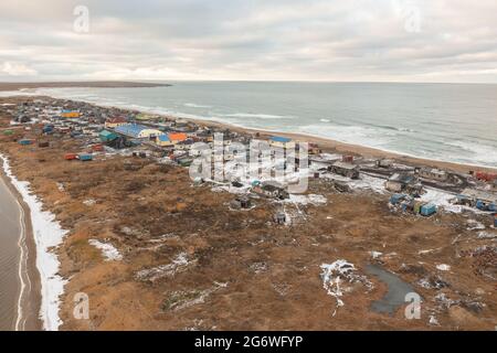 Enurmino, Tschukotka autonomer Bezirk, Russland - 14. Oktober 2020: Nördliches Dorf am Ufer des Tschuktschen Meeres. Stockfoto