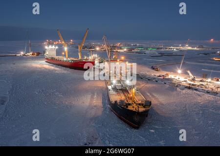 Sabetta, Region Tjumen, Russland - 07. Dezember 2020:das Schiff ist im Frachtbetrieb am Liegeplatz tätig. Das Schiff ist im Eis eingefroren. Stockfoto